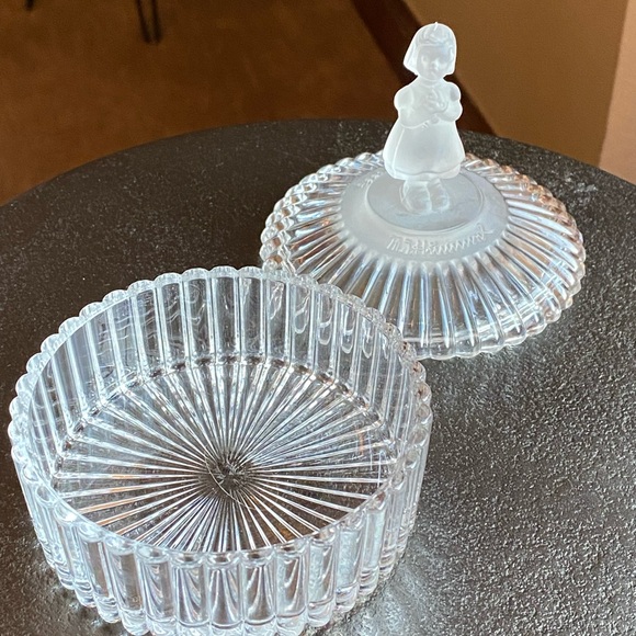Avon M.J. Hummel “For Mother” Girl Holding Flowers Crystal Trinket Box with Lid - Picture 6 of 8